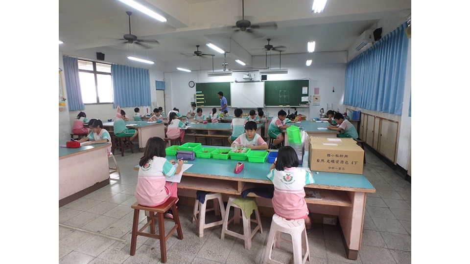 大林發電廠將溫室氣體減量推廣至周圍鄰里， 協助汰換在地國小老舊的傳統燈管。